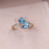 Anello vintage bypass in oro giallo 9K con topazi azzurri (0.90ctw ca.) e diamanti