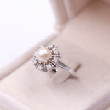 Vintage 0,50k White Gold Pearl and Diamond Daisy Ring (14ctw), 60s