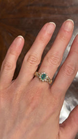 Anel vintage margarida em ouro amarelo 14K com esmeralda (aprox. 0.40 ct) e diamantes lapidação brilhante (aprox. 0.60 ctw), anos 70/80