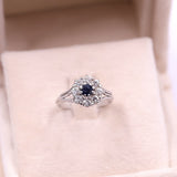 Anello vintage in oro bianco 18k con zaffiro (0,25ct) e diamanti (0,64ctw), anni '60