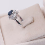 ANELLO A BALLERINA VINTAGE IN PLATINO CON ZAFFIRO (1.36CT) E DIAMANTI (0.48CTW)
