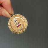 Ciondolo vintage “Plus qu’hier moins que demain” in oro giallo 18K con diamante e rubini