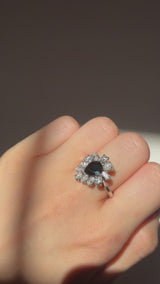 Vintage-Gänseblümchenring aus 18-karätigem Weißgold mit Saphir (ca. 2 ct) und Diamanten im Brillant- und Marquise-Schliff (ca. 1.40 ctw), 70er Jahre