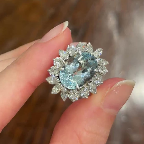 Anello a margherita vintage in oro bianco 8K con acquamarina (5.18ct ca.) e diamanti di taglio brillante e di taglio marquise (2.50ctw ca.), anni ‘70/‘80