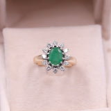 Bague marguerite vintage en or jaune et blanc 14 carats avec émeraude (environ 1.75 ct) et diamants taille brillant (environ 0.72 ct), années 70