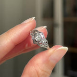 Anello Art Nouveau in oro bianco 18K con diamante di taglio vecchia miniera (0.10ct ca.), anni ‘20/‘30