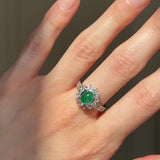 Anello a margherita in platino con smeraldo cabochon (1.35ct) e diamanti (1.13ctw), anni ‘70/‘80