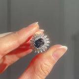 Anello a margherita vintage in oro bianco 14K con zaffiro (2ct ca.) e diamanti (0.54ctw ca.), anni ‘70/‘80