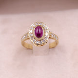 Anello vintage a margherita in oro giallo 18k con rubino cabochon (0.90ct) e diamanti (0.45ctw)