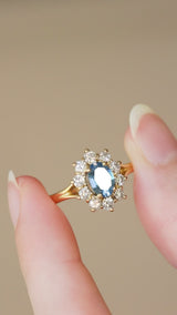 Vintage-Gänseblümchenring aus 18-karätigem Gelbgold mit blauem Topas (ca. 0.80 ct) und Diamanten im Brillantschliff (ca. 0.50 ctw), 70er Jahre