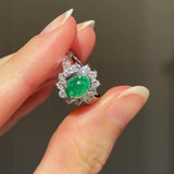 Anello a margherita in platino con smeraldo cabochon (1.35ct) e diamanti (1.13ctw), anni ‘70/‘80