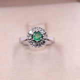 Anello vintage a margherita in oro bianco 14k con smeraldo (0,30ct) e diamanti (0,40ctw)