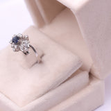 Anello vintage in oro bianco 14k con zaffiro (0,50ct) e diamanti (0,42ctw), anni '70