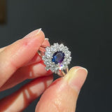 Anello a margherita vintage in oro bianco 18K con zaffiro (1.30ct ca.) e diamanti di taglio brillante (1.30ctw ca.), anni ‘70