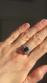 Anello a margherita vintage in oro bianco 14K con zaffiro (2ct ca.) e diamanti (0.54ctw ca.), anni ‘70/‘80