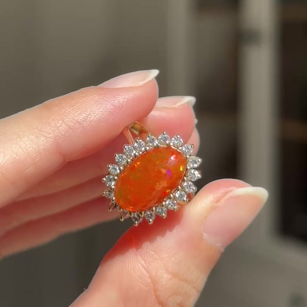 Anello a margherita vintage in oro giallo 14K con opale di fuoco sintetico e diamanti di taglio brillante (0.40ctw ca.), anni ‘80
