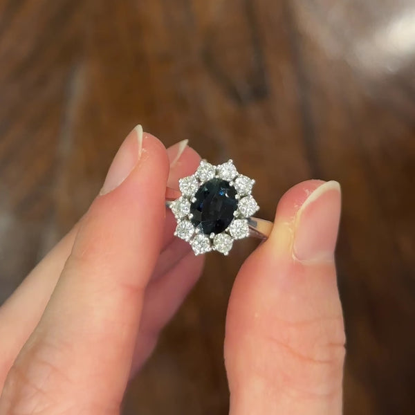 Anello a margherita vintage in oro bianco 18K con zaffiro (1.90ct ca.) e diamanti di taglio brillante (0.75ctw ca.), anni ‘70