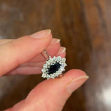 Anello a margherita navette vintage in oro bianco 14K con zaffiro (0.60ct ca.) e diamanti (0.42ctw ca.), anni ‘70