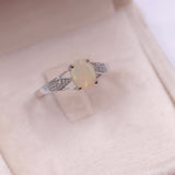 Anello in oro bianco 9k con opale e diamanti
