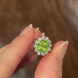 Anello a margherita vintage in oro bianco 14K con peridoto verde (2.60ct ca.) e diamanti di taglio brillante (0.36ctw ca.), anni ‘70/‘80