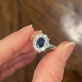 Anello a margherita vintage in oro bianco 14K con zaffiro (1.15ct ca.) e diamanti di taglio brillante (0.48ctw ca.), anni ‘80