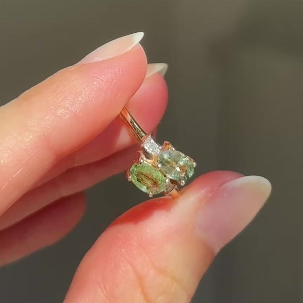 Toi et Moi vintage in oro giallo 14K con zaffiri verdi sintetici (1ctw ca.) e diamanti