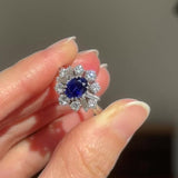 Anello ballerina vintage in oro bianco 18K con zaffiro (1.30ct ca.) e diamanti di taglio brillante e di taglio baguette (1ctw ca.), anni ‘70/‘80