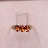 Anello trilogy in oro giallo 9k con granati arancioni (1,12ctw) e diamanti