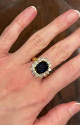 Anello a margherita vintage in oro giallo 18K con zaffiro (4.40ct ca.) e diamanti di taglio brillante (1.68ctw ca.), anni ‘70/‘80