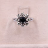 Anello vintage a margherita in oro bianco 14k con zaffiro (1ct) e diamanti (0,80ctw), anni '60
