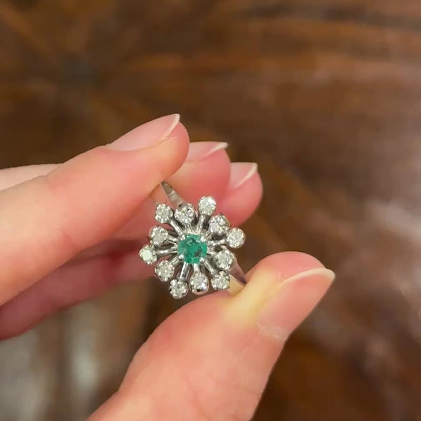 Anello a fiocco di neve in oro bianco 14K con smeraldo (0.13ct ca.) e diamanti (0.24ctw ca.), anni ‘70
