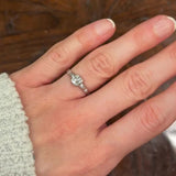 Solitario Art Déco in oro bianco 18K con diamanti di taglio brillante (0.61ctw ca.), anni ‘30