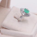 ANELLO A BALLERINA IN PLATINO 900 CON SMERALDO CENTRALE (1.80 CT) E DIAMANTI (1.05CT)