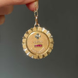 Ciondolo vintage “Plus qu’hier moins que demain” in oro giallo 18K con diamante e rubini