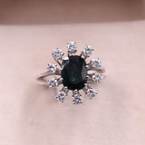 Anello vintage a margherita in oro bianco 14k con zaffiro (2,80ct) e diamanti (0,80ctw), anni '70