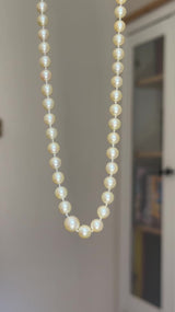 Collana vintage con filo di perle bianche e con chiusura in oro giallo 18K