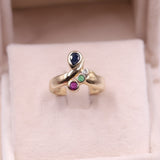Anello vintage in oro giallo 14k con zaffiro, rubino, smeraldo e diamante. Anni '70