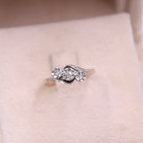 Anel vintage em ouro amarelo 9K e prata com design de três peças e diamantes.