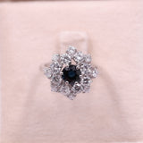 Anello vintage a margherita in oro bianco 14k con zaffiro (1ct) e diamanti (1,60ctw), anni '70