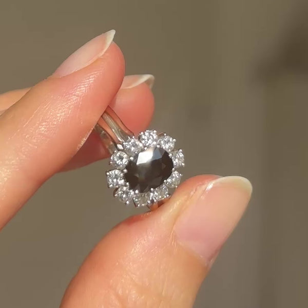 Anello a margherita vintage in oro bianco 18K con zaffiro (1ct ca.) e diamanti di taglio brillante (0.60ctw ca.), anni ‘70
