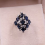 Anel vintage em ouro branco 14K com safiras (aprox. 2.50 ct) e diamantes (aprox. 0.48 ct), década de 60.