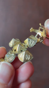 Feuille d'or jaune 9K sur pendentif maçonnique en argent avec motifs gravés