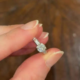 Solitario Art Déco in oro bianco 18K con diamanti di taglio brillante (0.61ctw ca.), anni ‘30