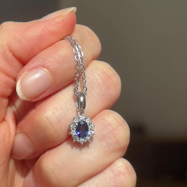Ciondolo a margherita in oro bianco 14K con zaffiro (0.60ct ca.) e diamanti (0.20ctw ca.), anni ‘80