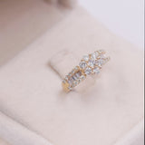 ANELLO A FASCIA IN ORO 18K CON MARGHERITA DI DIAMANTI (1CTW)