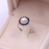 Anello vintage in oro bianco 14k con perla e zaffiri, anni '60