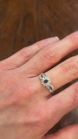 “Smeraldo di giorno, rubino di notte” - Anello a margherita vintage in platino con alessandrite e diamanti, anni ‘80/‘90