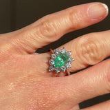 Anello a margherita vintage in platino con smeraldo di taglio a goccia (1.05ct) e diamanti di taglio brillante (1ctw), anni ‘80