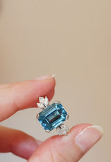 Ring aus 18-karätigem Weißgold mit blauem Topas (ca. 7 ct) und Diamanten im Marquise-Schliff (ca. 0.60 ctw), ca. 80er/90er Jahre.