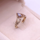 Anello vintage a "V" in oro giallo 9k e zaffiro